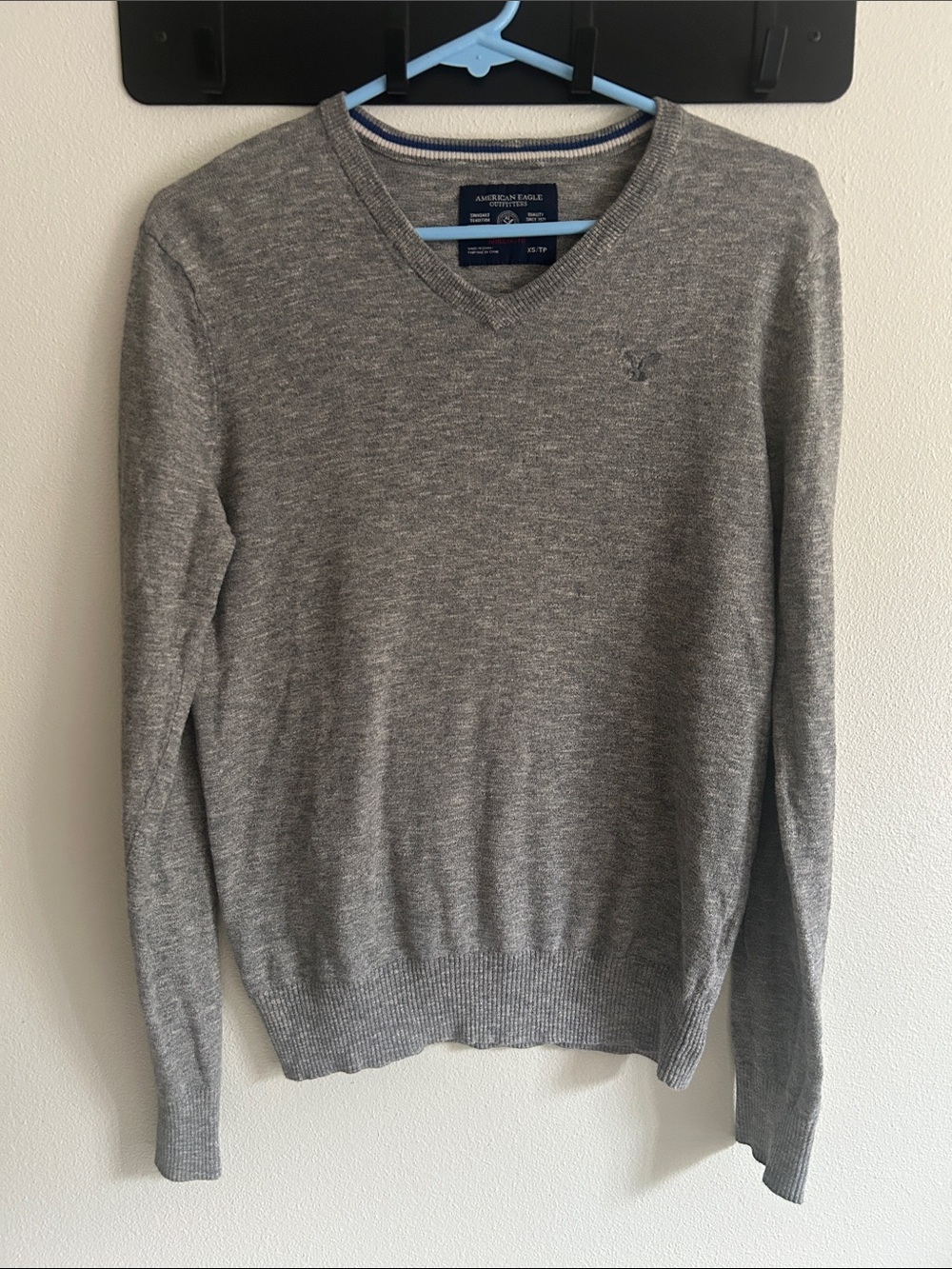 American Eagle Outfitters XS Women Heather Gray V-Neck Athletic Fit  Sweater